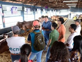 Alunos da FAZU assistem aulas na 79ª ExpoZebu 