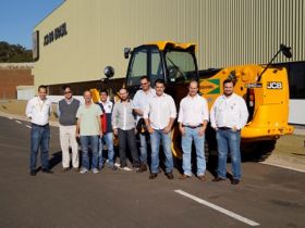 Representantes da ABCZ visitam fábrica da JCB