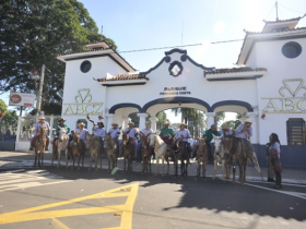 Produtores rurais fazem cavalgada para visitar a ExpoZebu