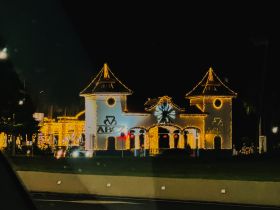 Chuvas adiam cerimônia de abertura, mas programação do “Natal de Luzes” da ABCZ segue normal no Parque Fernando Costa