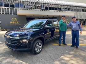 ABCZ entrega picape a ganhador do sorteio que contemplou investidores dos leilões