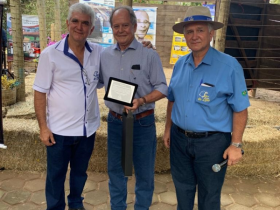 Gir do Lino homenageia presidente da ABCZ