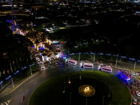 Espetáculo de luzes encanta público na abertura do 19º Natal no Parque, promovido pela ABCZ