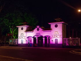 ABCZ recebe iluminação especial no Outubro Rosa