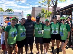 Colaboradores da ABCZ participam de corrida promovida pela Unimed e entidade recebe troféu 