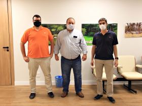 Deputado federal Tiago Mitraud e deputado estadual Guilherme da Cunha visitam a ABCZ 