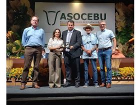 Expocruz 2024: durante feira realizada na Bolívia, ABCZ homenageia Asocebu pelos seus 50 anos