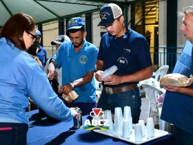 Tratadores recebem café da manhã especial durante a 91ª ExpoZebu