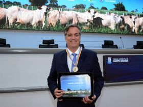 Presidente da ABCZ recebe medalha comemorativa aos 50 anos da Embrapa