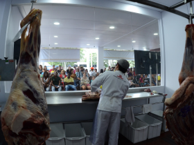 ExpoZebu: Vitrine da Carne fica lotada em primeiro dia de dinâmicas